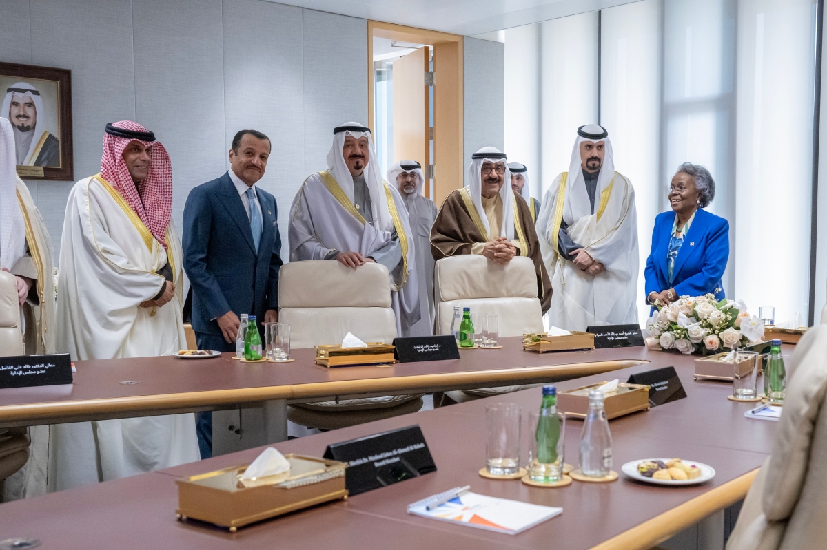 سمو الأمير والعبدالله وأعضاء مجلس إدارة المؤسسة