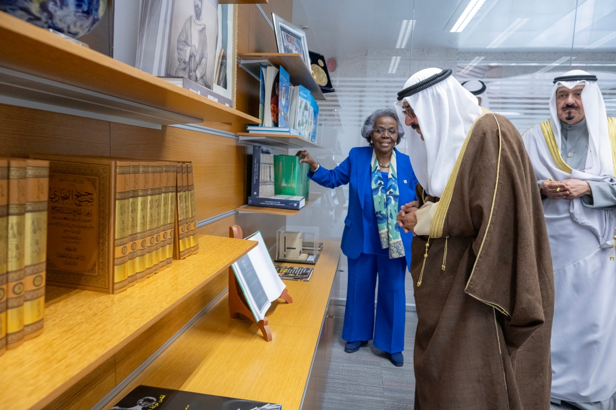 سمو الأمير خلال الجولة بالمؤسسة