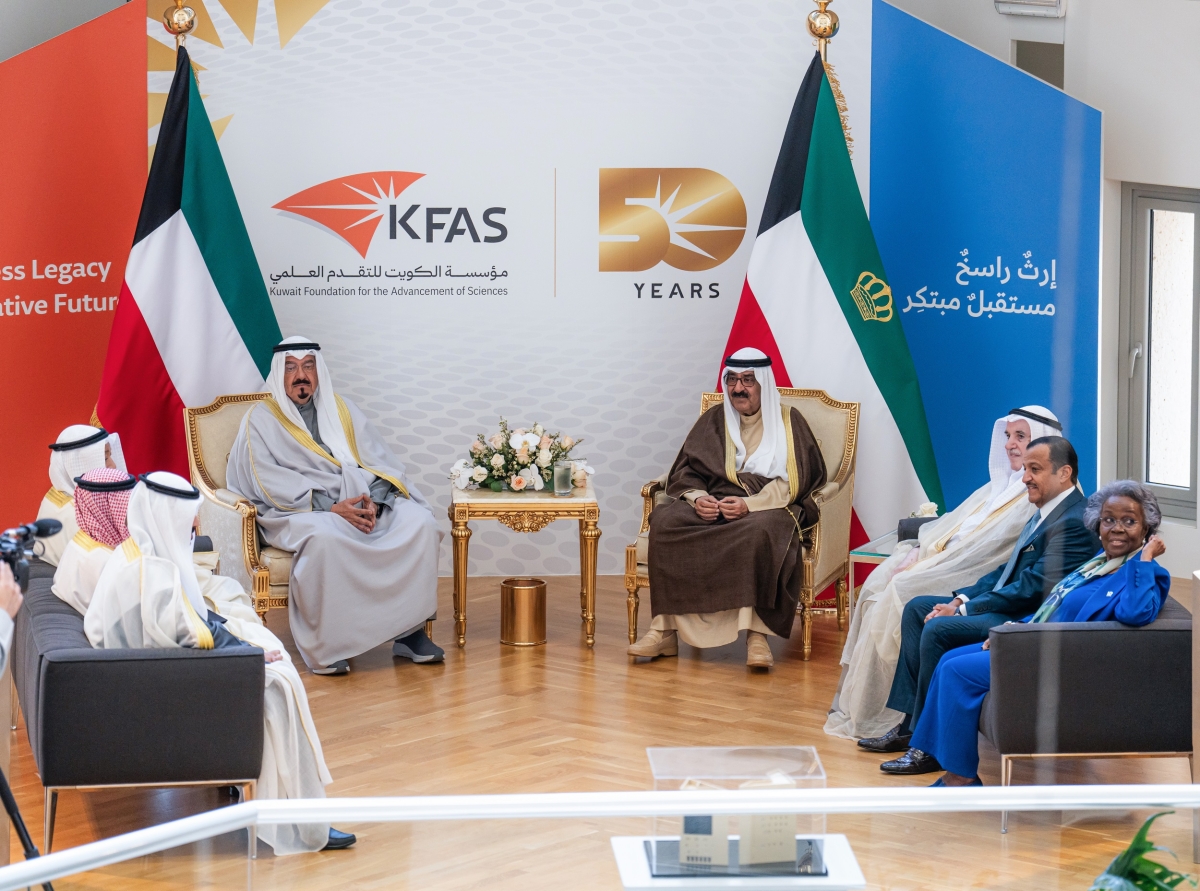 سمو الأمير لدى لقائه أعضاء مجلس إدارة المؤسسة بحضور العبدالله