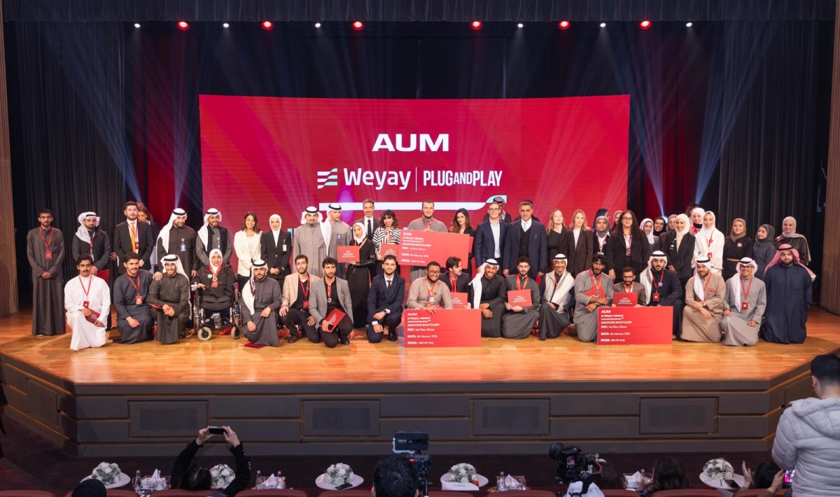 صورة جماعية مع الفرق الفائزة بالمراكز الثلاثة الأولى في تحدي الابتكار