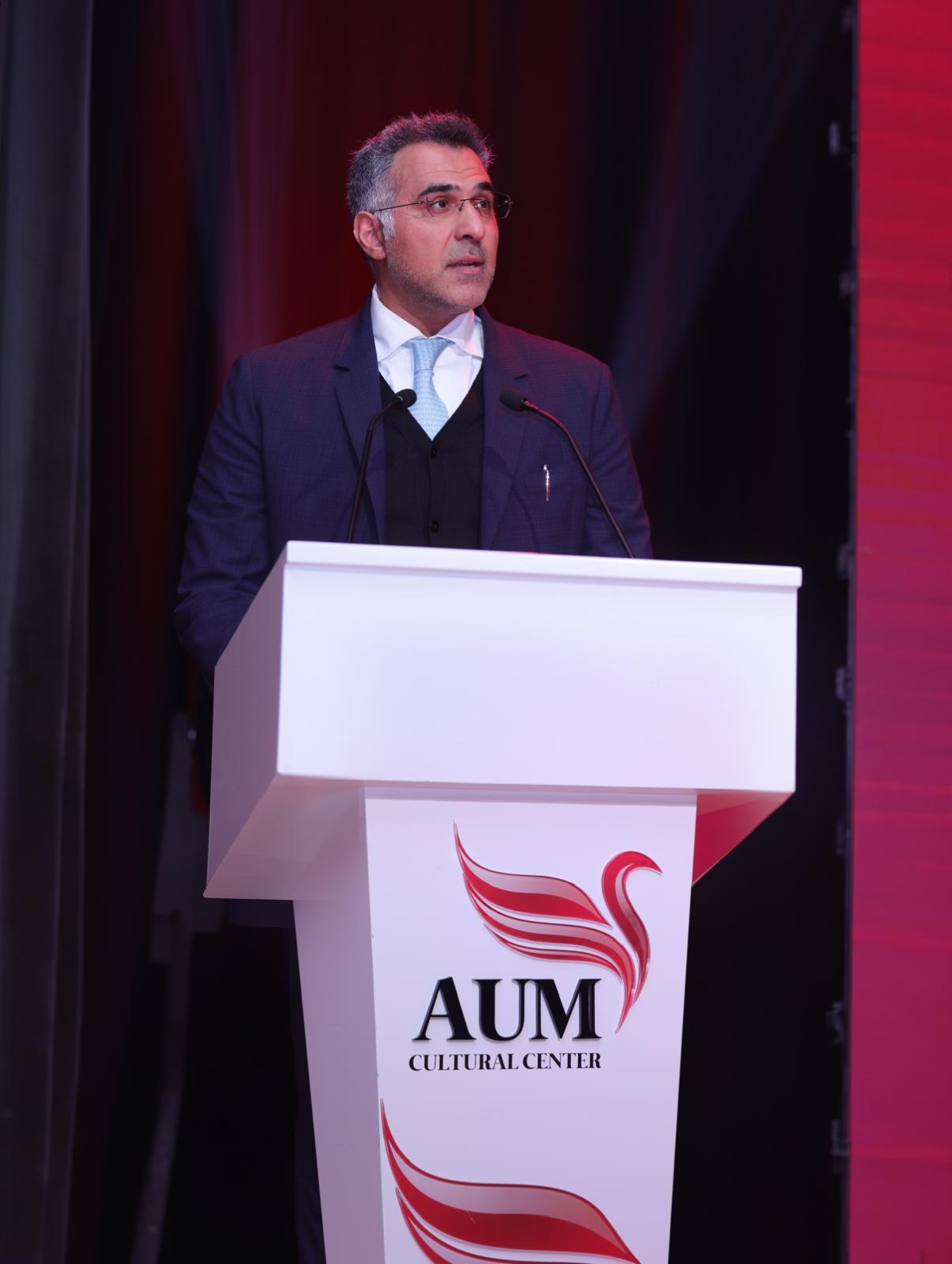 طارق العثمان يلقي كلمته خلال الحفل