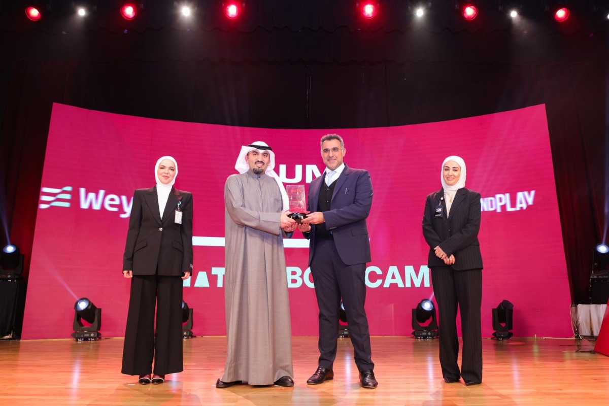 طارق العثمان يهدي محمد العثمان هدية تذكارية بحضور آمال الدويسان وشيخة البغلي
