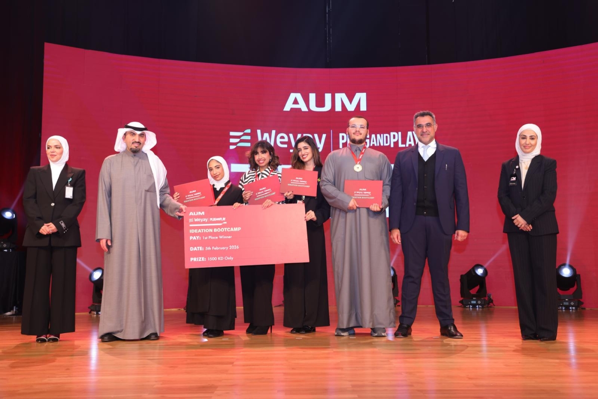 محمد العثمان وطارق العثمان وآمال الدويسان وشيخة البغلي خلال تكريم الفريق الفائز بالمركز الأول