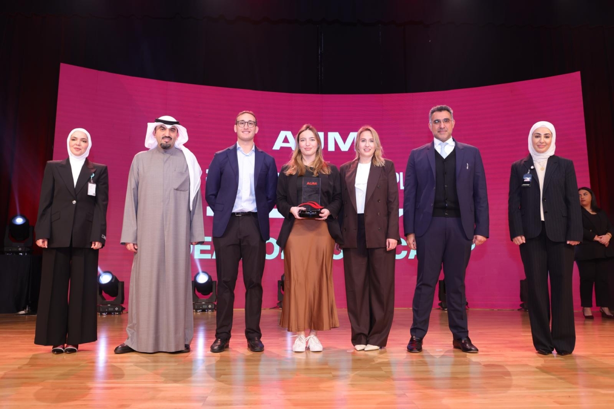 محمد العثمان وطارق العثمان وآمال الدويسان وشيخة البغلي وديلين بالادينو خلال التكريم