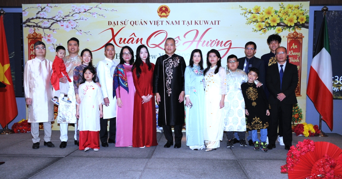 السفير مع أبناء الجالية الفيتنامية