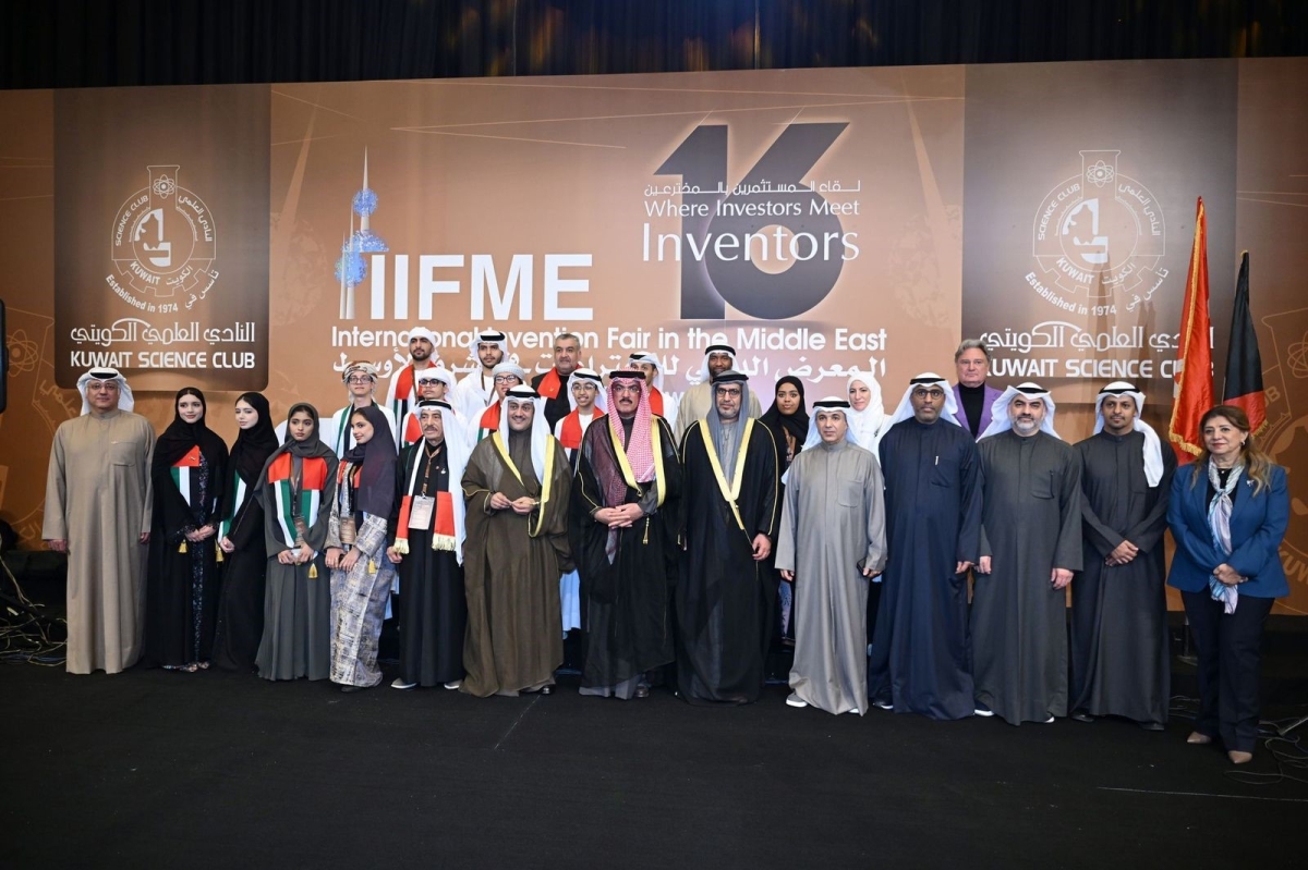 لقطة جماعية مع الوفد الإماراتي المشارك في المعرض
