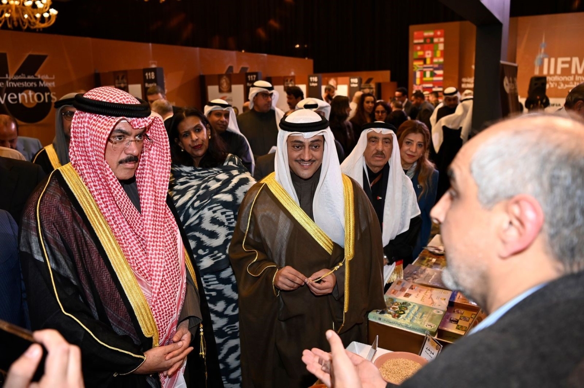 الطبطبائي والخرافي يستمعان إلى شرح حول أحد الابتكارات