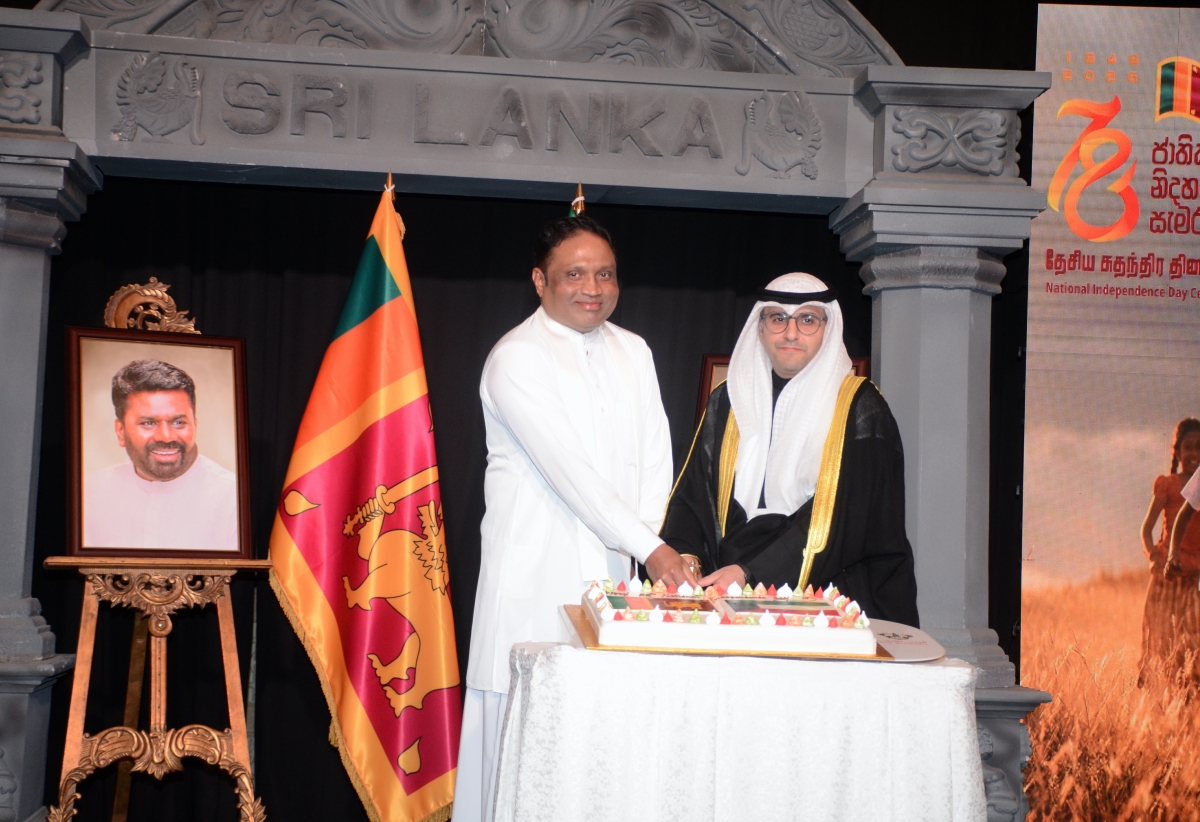 المشاري يشارك سفير سريلانكا قطع قالب حلوى الاحتفال