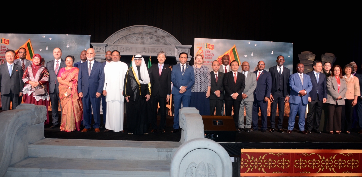 المشاري يتوسط رؤساء البعثات الدبلوماسية