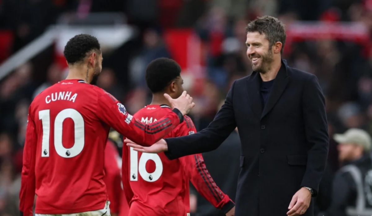 مايكل كاريك مصافحاً ماتيوس كونيا