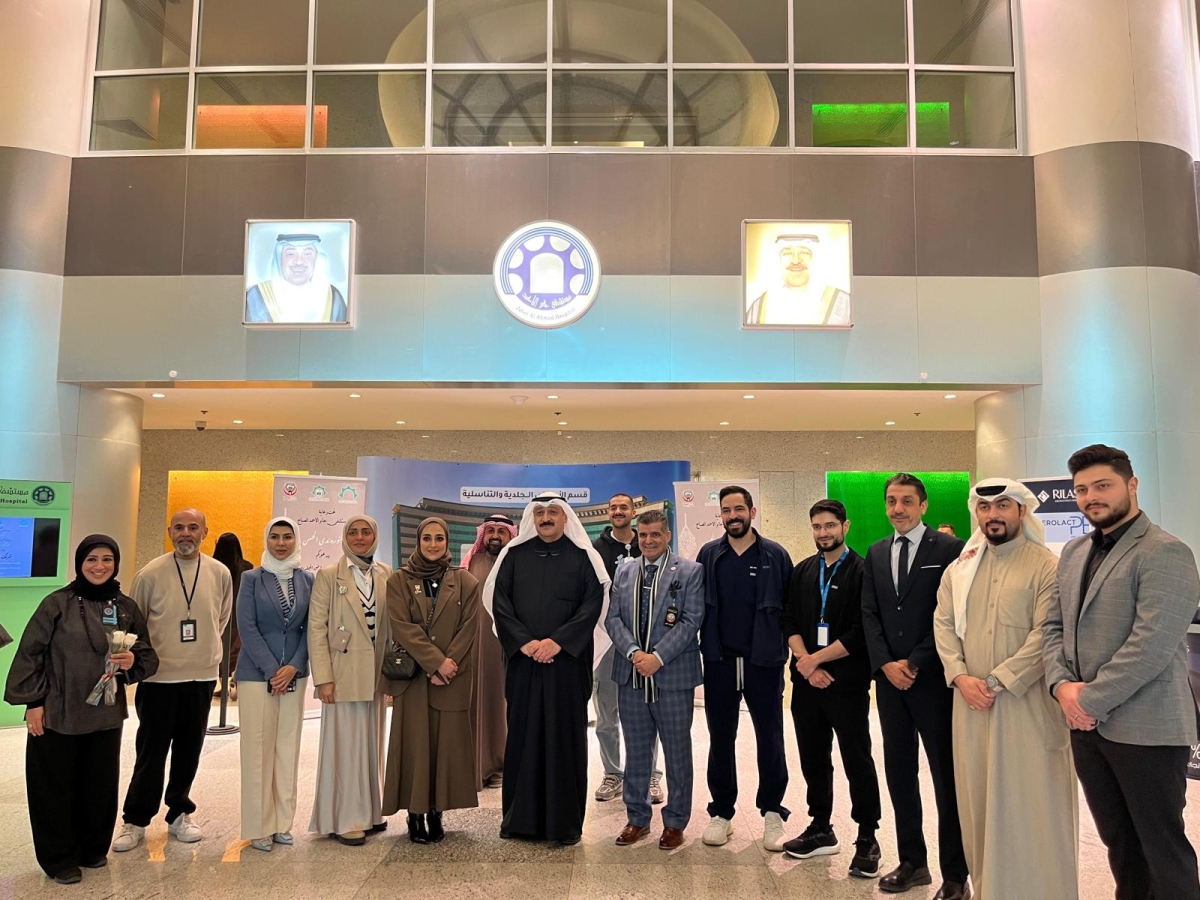 وزير الصحة والحسن والعتيبي يتوسطون المشاركين في الفعالية