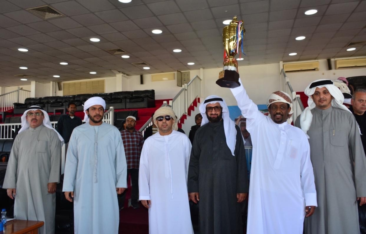 حسين الدواس يسلم الكأس للفائز