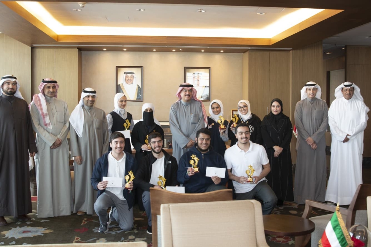 الوزير متوسطاً طلبة الفريقين الفائزين بالمسابقة