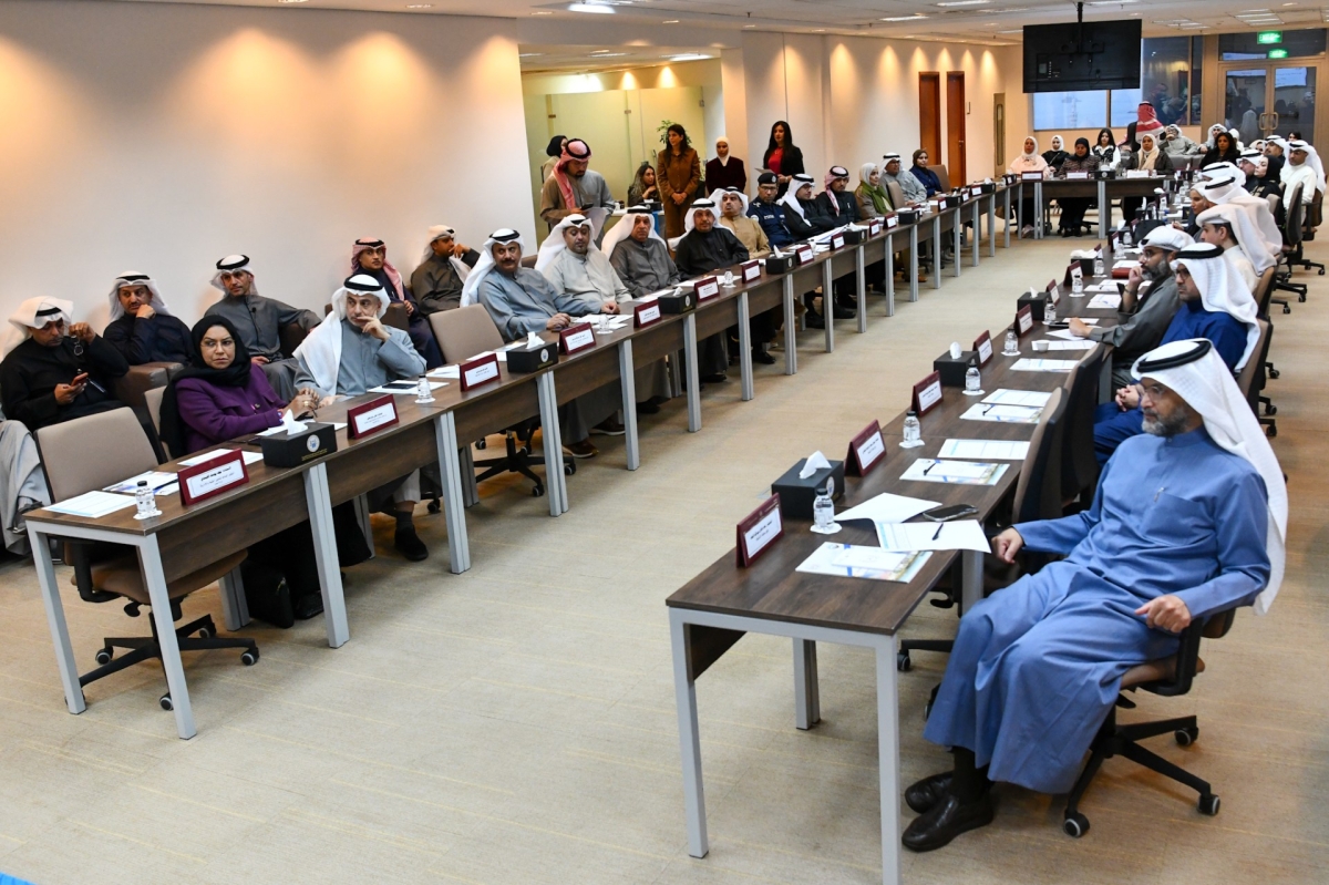 لقطة عامة للقياديين المشاركين في الحلقة النقاشية