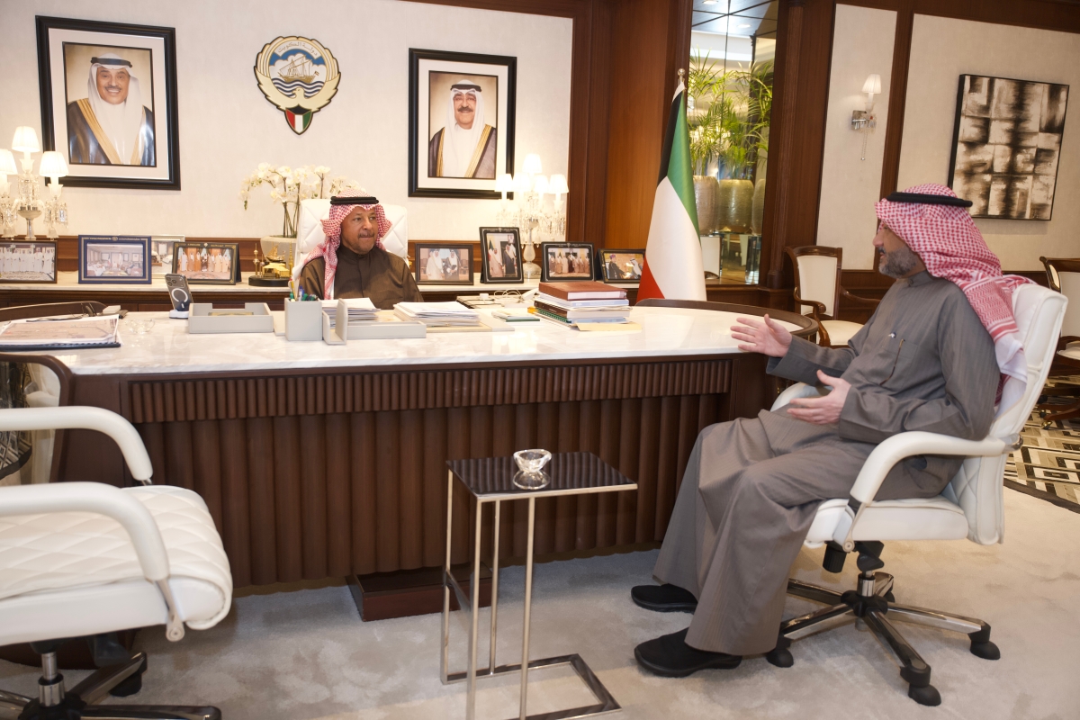 المحافظ في حوار مع الزميل ناصر الفرحان     (تصوير أسعد عبدالله) 