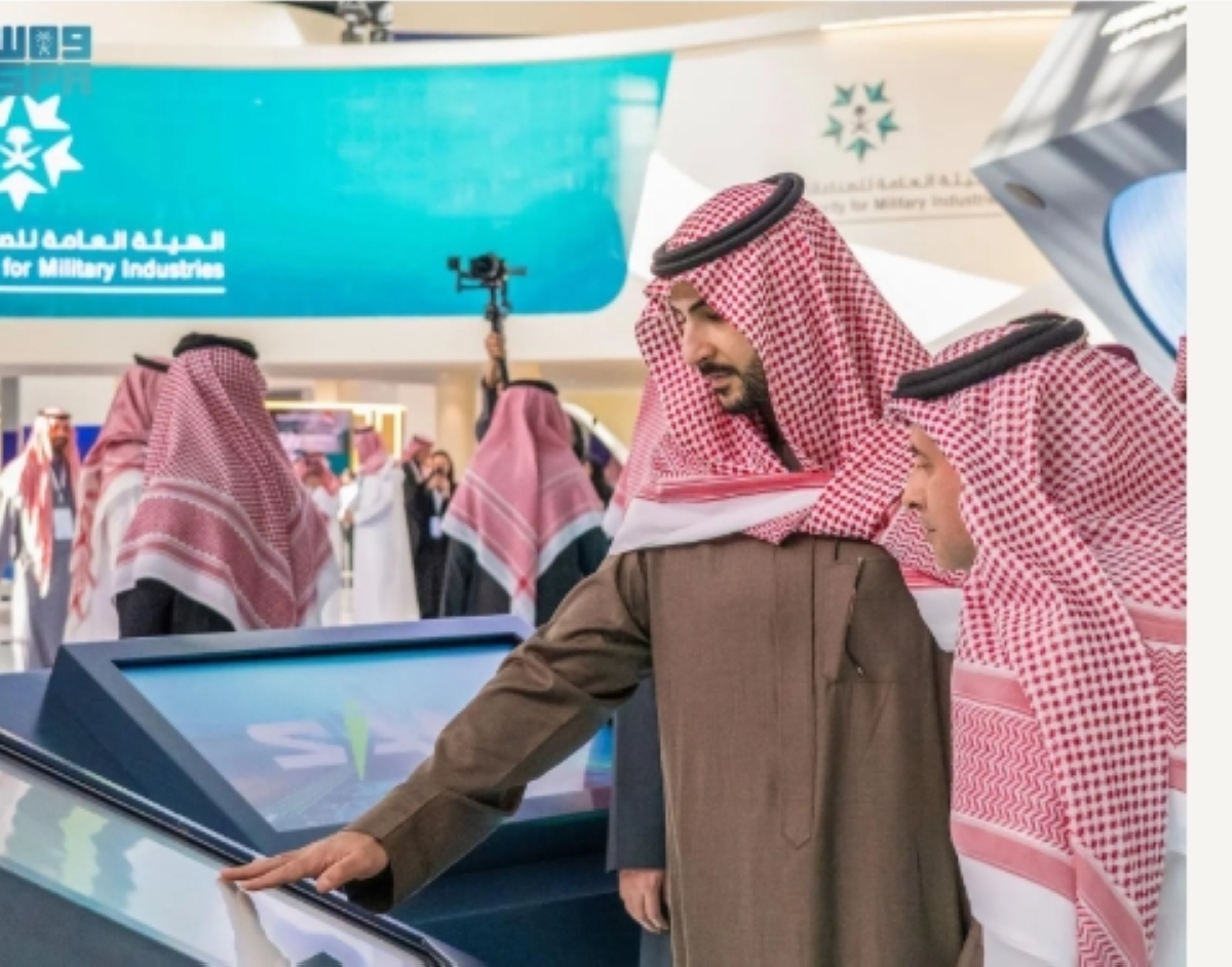 خالد بن سلمان يجول في معرض الدفاع العالمي في الرياض
