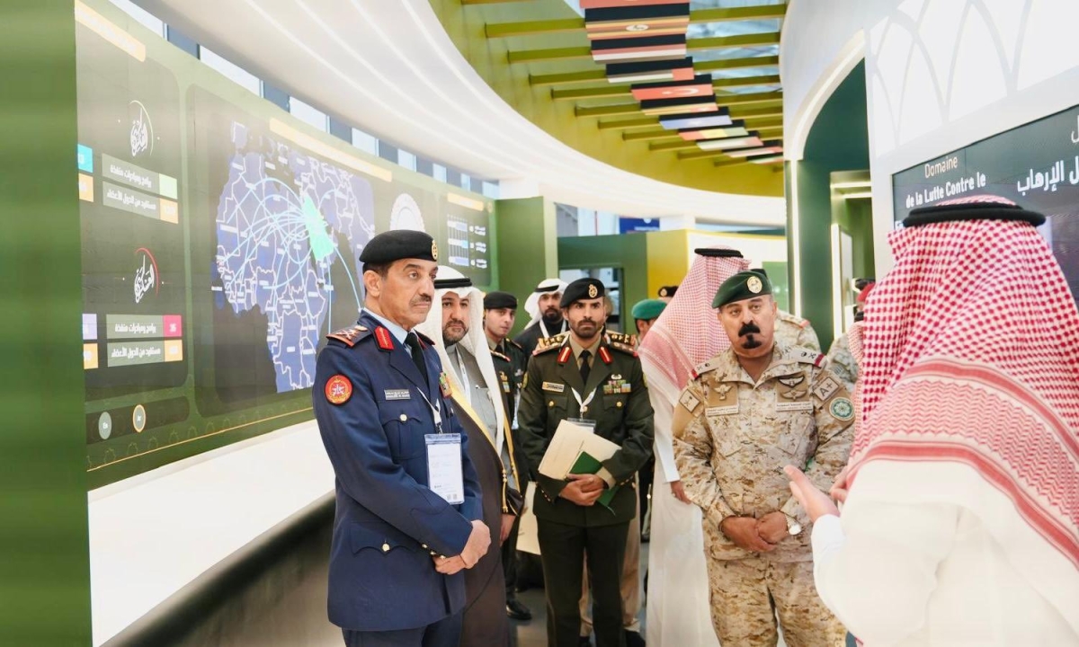 رئيس الأركان يستمع لإيجاز حول أنشطة المعرض