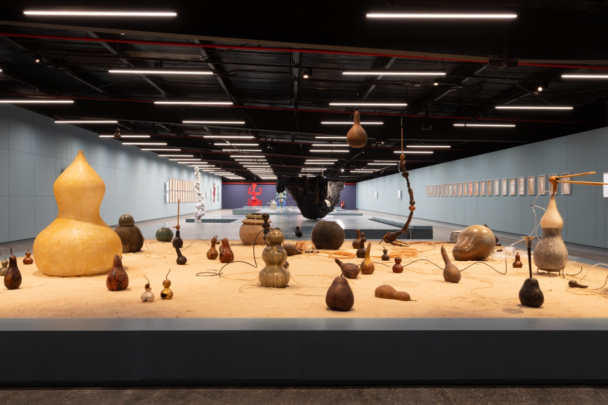 العمل التركيبي «حالة الغياب... أصوات من الخارج»