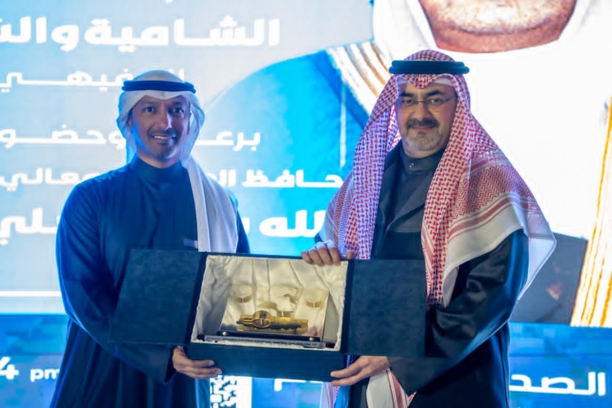 محافظ العاصمة أثناء تكريم الشعيل 