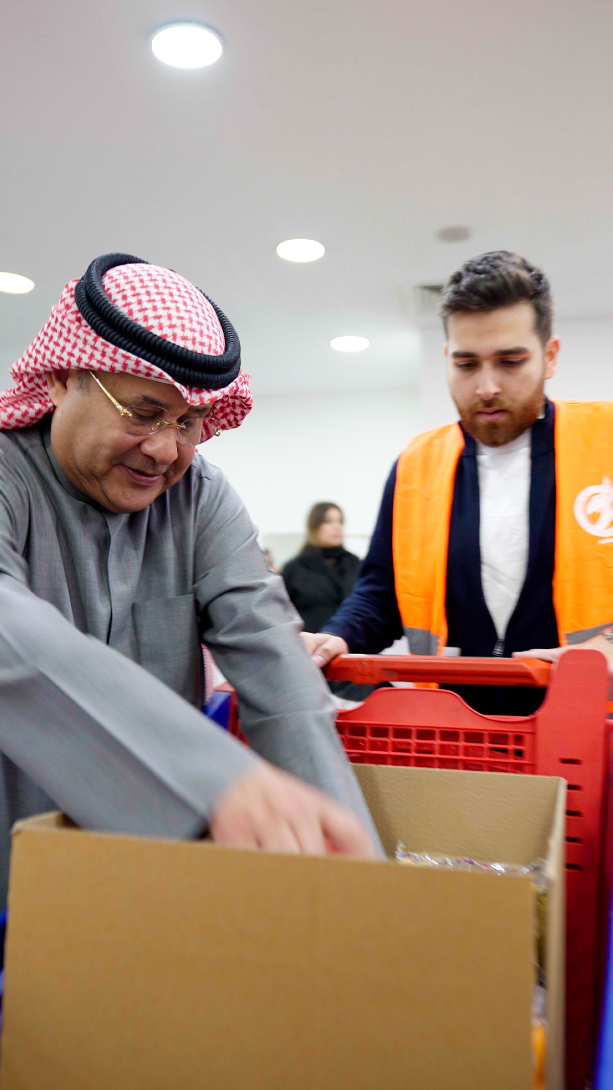 نبيل الجحيل يجهز السلال الغذائية مع موظفي «طلبات»