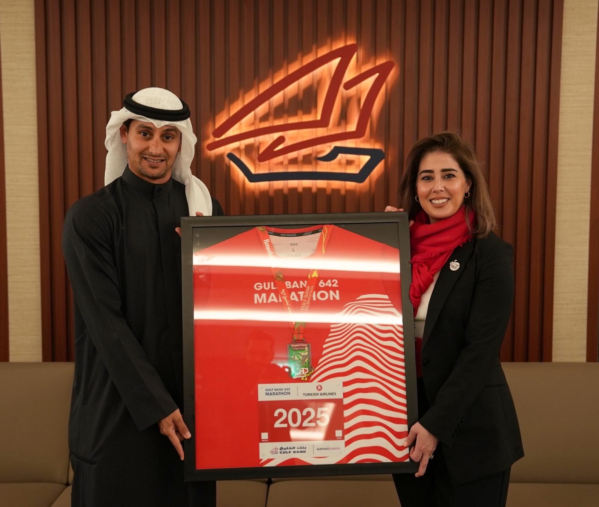 العيسى تتسلم درعاً تكريمية من الحزامي