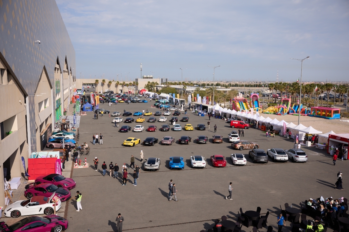 حضور حاشد وعرض لسيارات «بورشه»