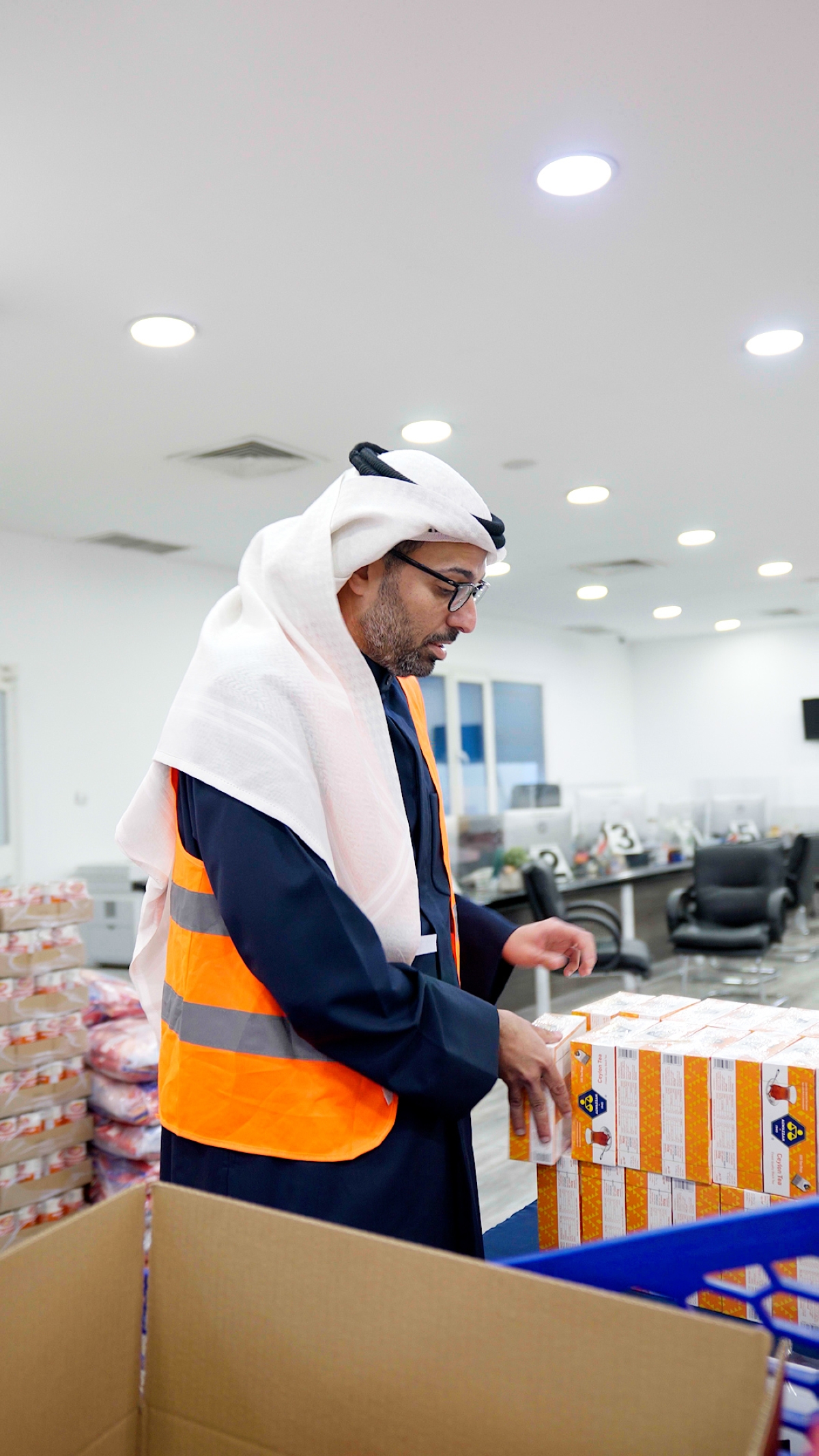 الغانم خلال تجهيز السلال الغذائية 