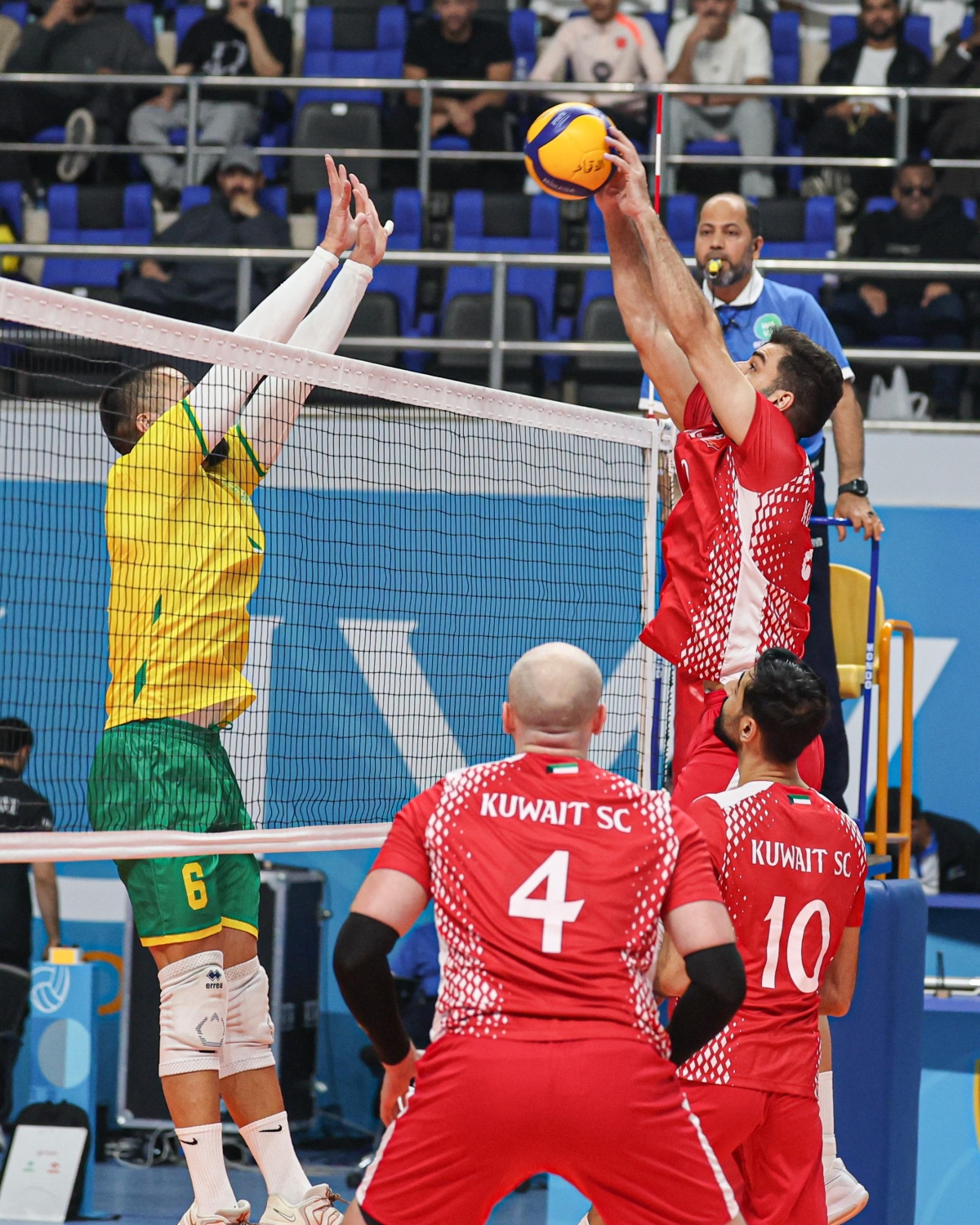 من مباراة «الكويت» والسيب