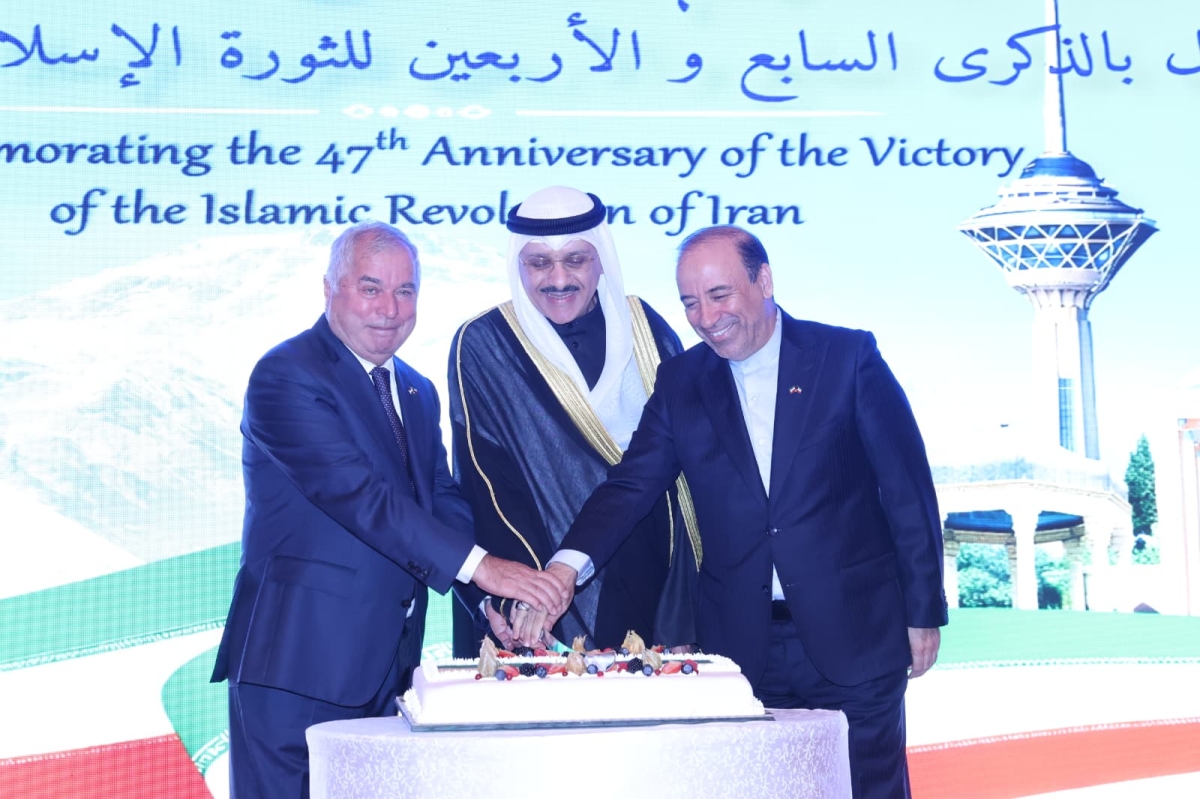 حيات وزبيدوف يشاركان سفير إيران قطع قالب حلوى الاحتفال