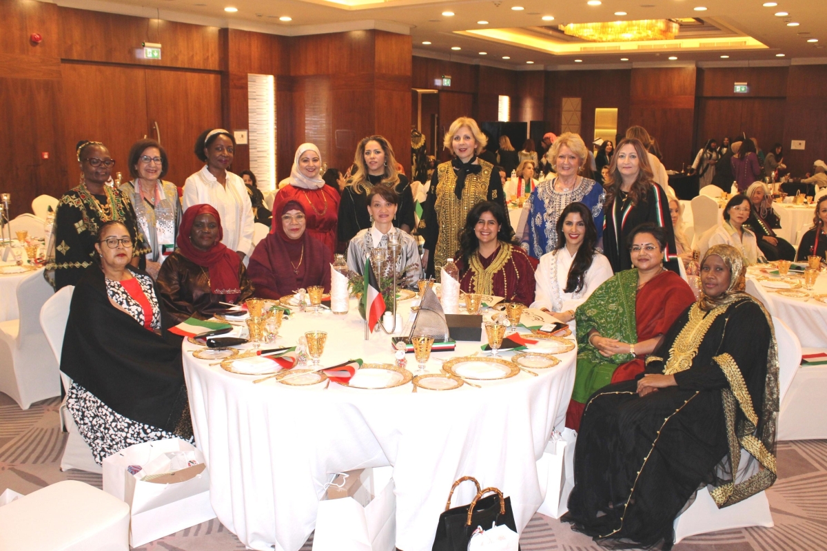 صورة جماعية لعضوات اللجنة والسفيرات
