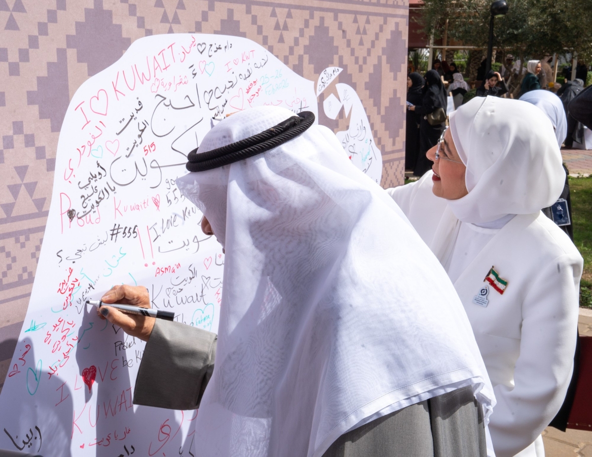 الجلال يسجل كلمته على لوحة خاصة بالاحتفال