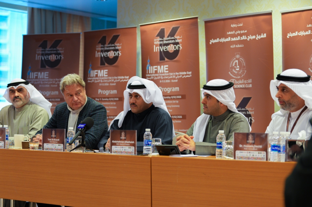 طلال الخرافي خلال اجتماعه بالوفد الروسي