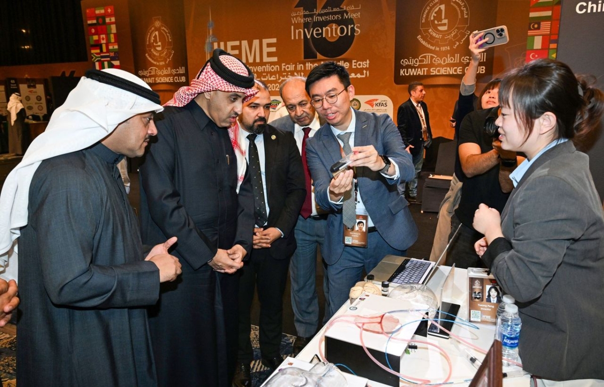 الخرافي وعدد من المسؤولين خلال جولة في المعرض