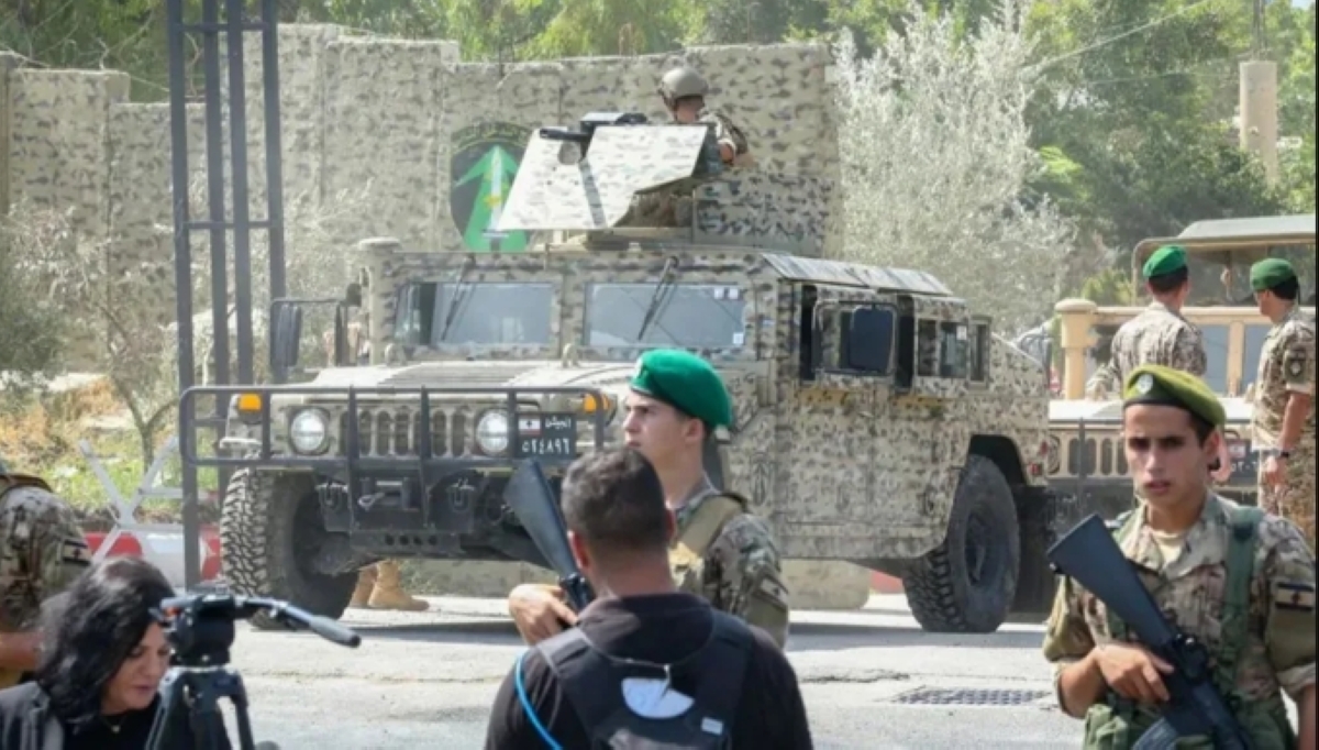 عسكريون لبنانيون أمام قاعدة عسكرية في مدينة صور الجنوبية (أ ف ب)