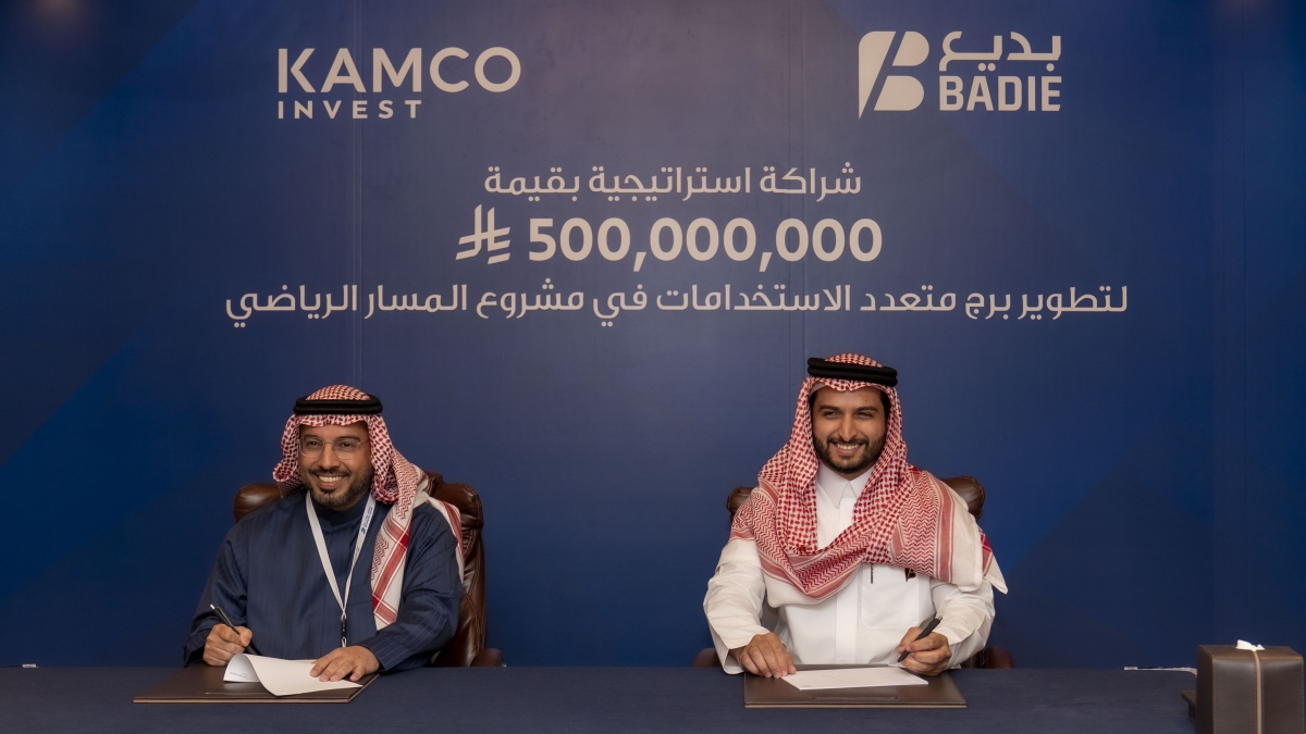 الفارس والعنقري خلال توقيع عقد الشراكة 