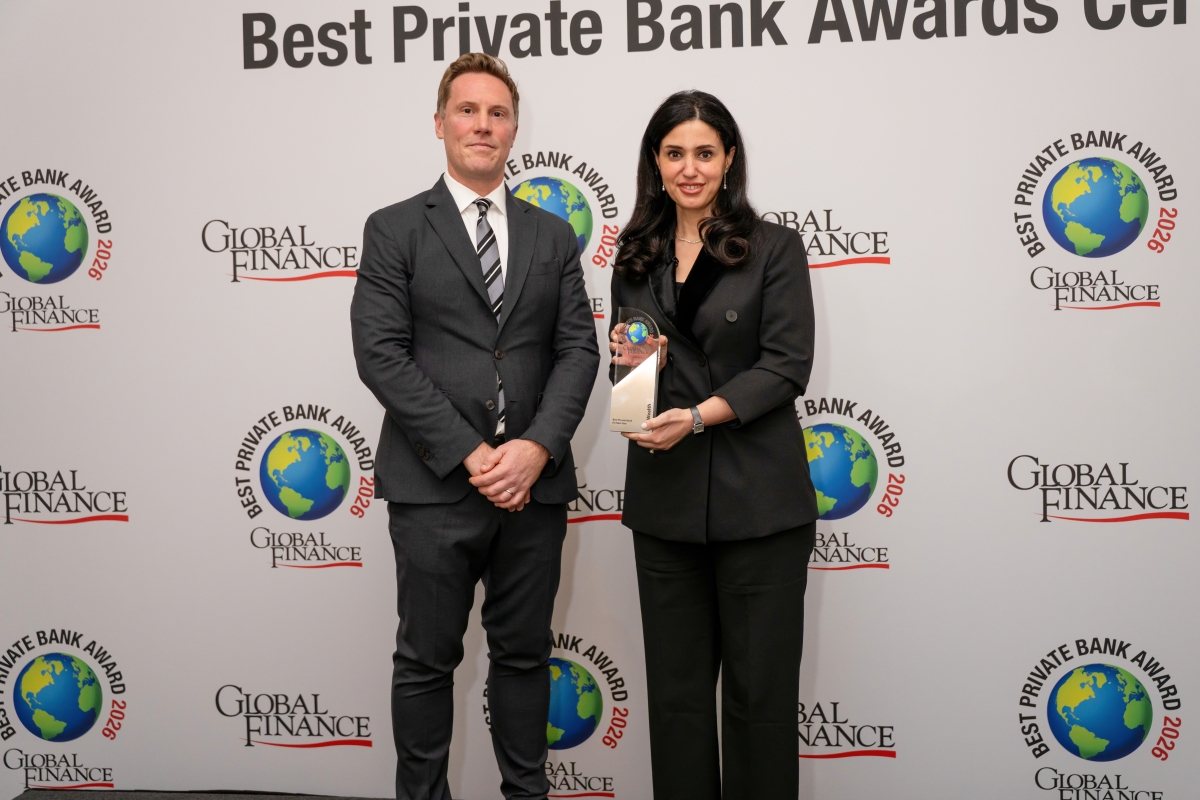 رئيس قسم التواصل والعلاقات العامة في «الوطني للثروات» عليا أبوالفتح تتسلم الجائزة 