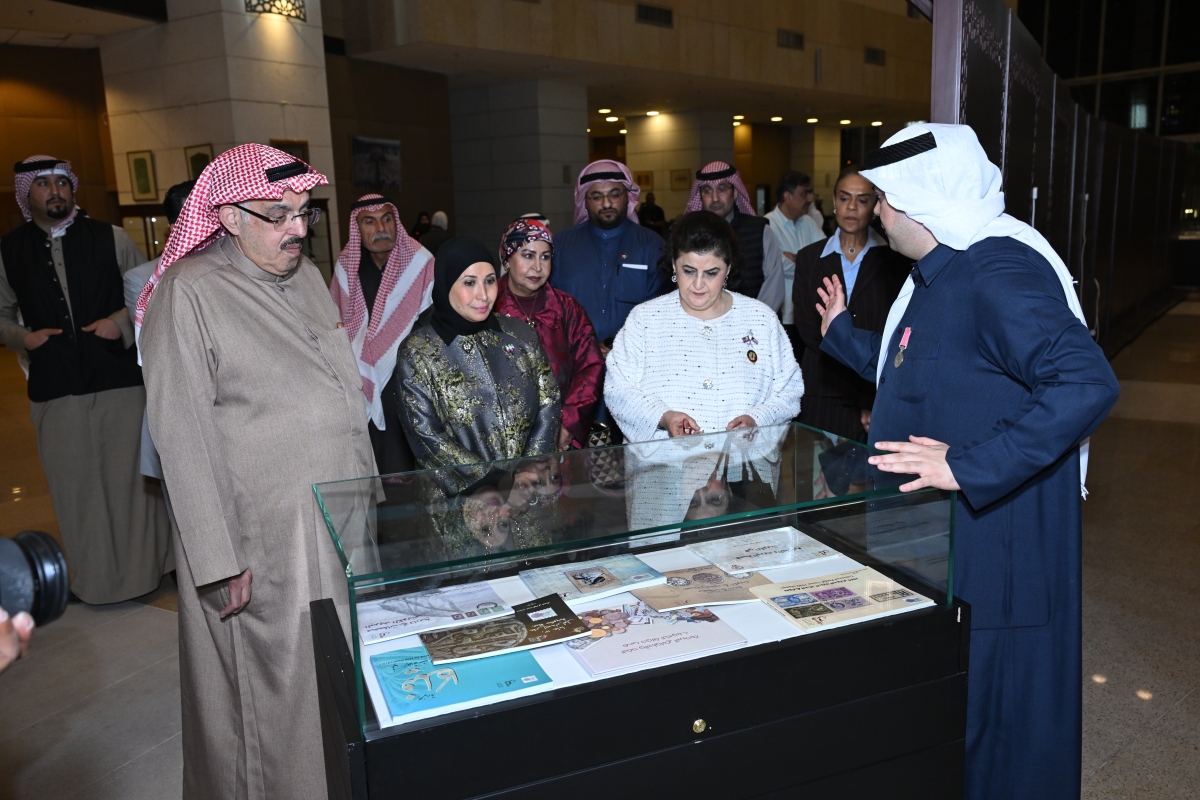 عيسى دشتي يشرح عن المعرض أمام هالة الصباح وسهام العازمي وعادل العبدالرزاق