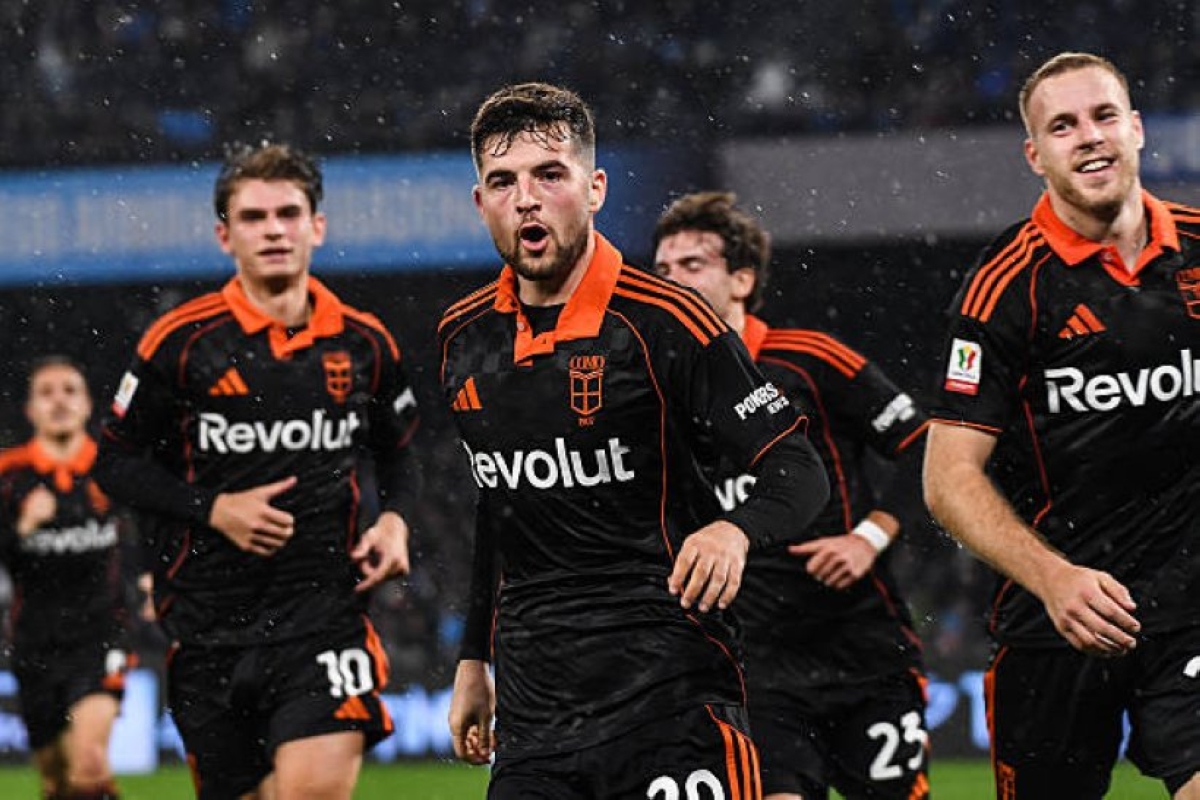 لاعبو كومو يحتفلون بالفوز على نابولي