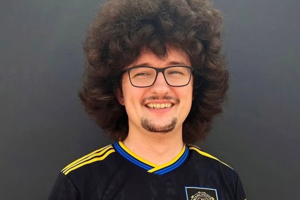 مشجع مانشستر يونايتد كثيف الشعر