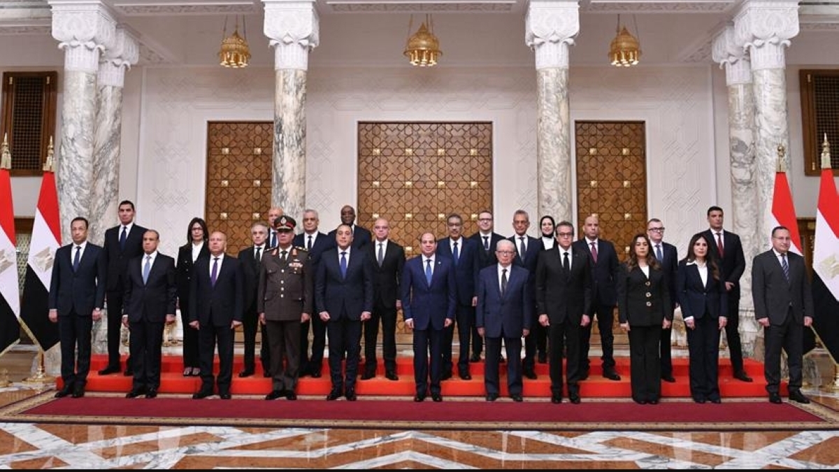 السيسي متوسطاً الوزراء الجُدد