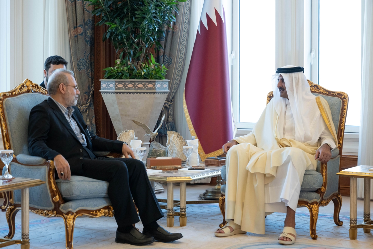 تميم بن حمد مستقبلاً لاريجاني في الدوحة