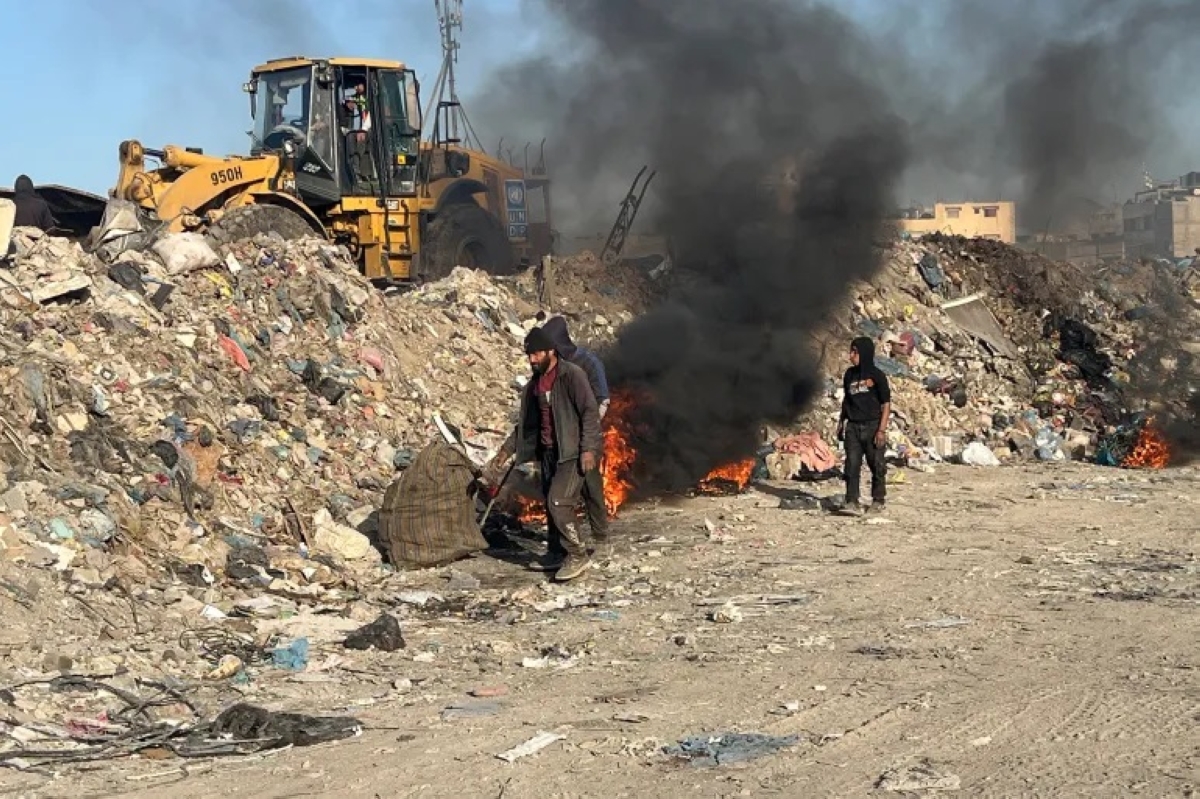 مكب نفايات سوق فراس وسط مدينة غزة تسبب في كوارث صحية وبيئية للسكان (الجزيرة)