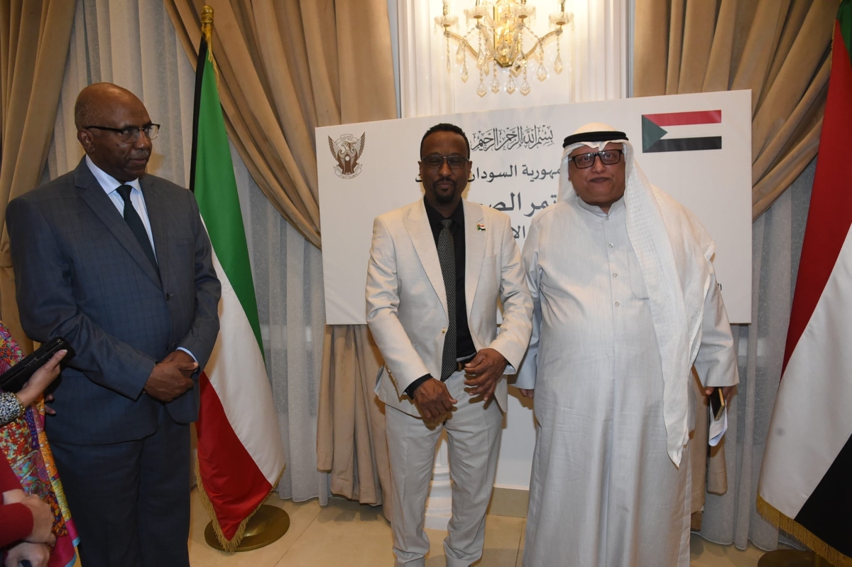 وزير الإعلام والسفير السوداني مع الزميل خالد الشرقاوي