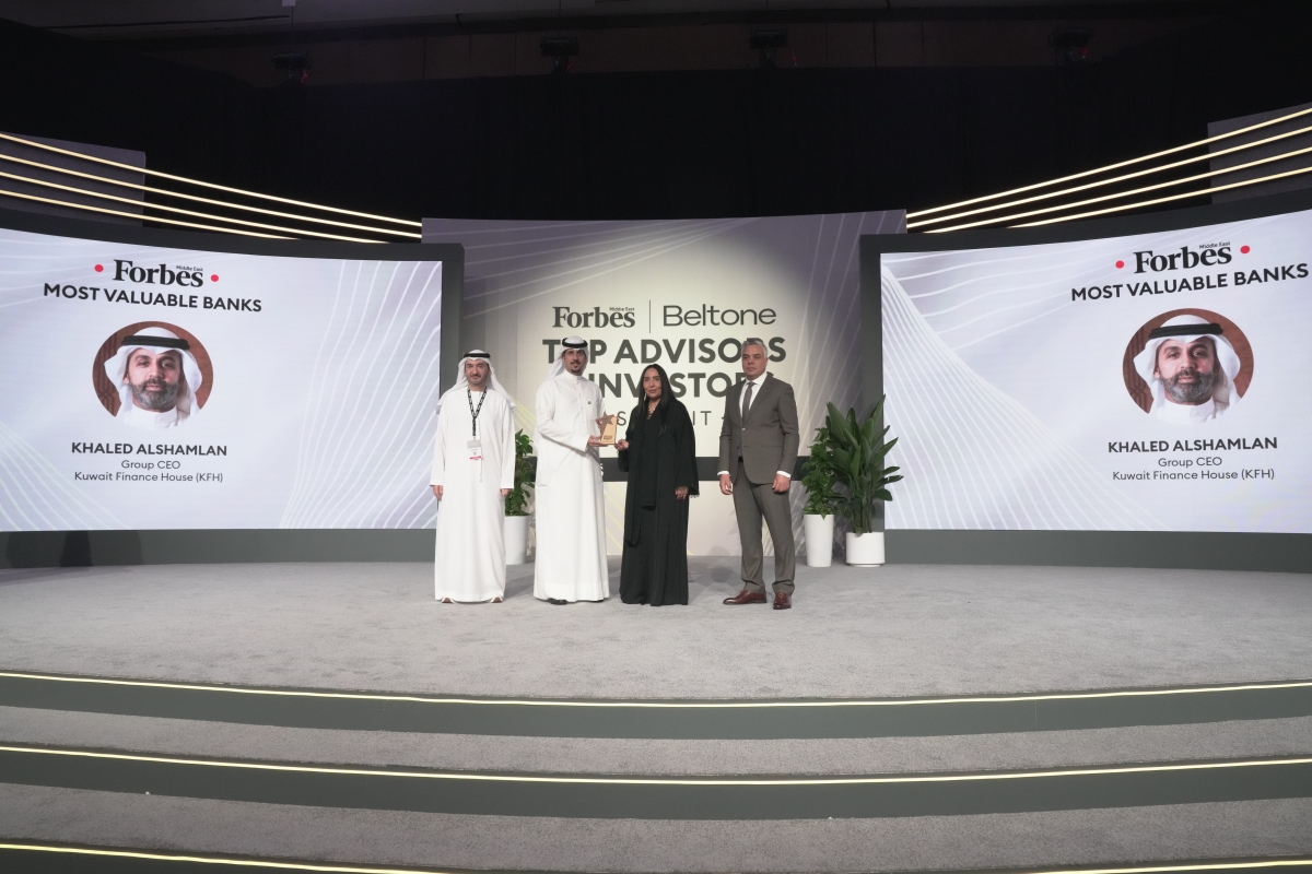 الرخيص متسلماً الجائزة من «فوربس» نيابة عن الرئيس التنفيذي للمجموعة الشملان