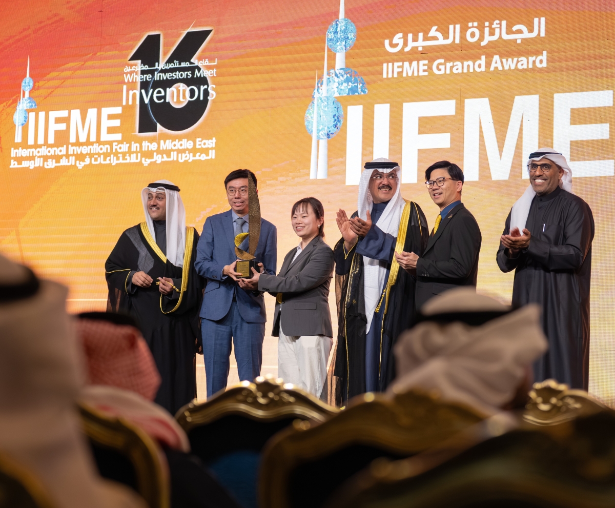 تكريم الفريق الصيني الفائز بالجائزة الكبرى للمعرض