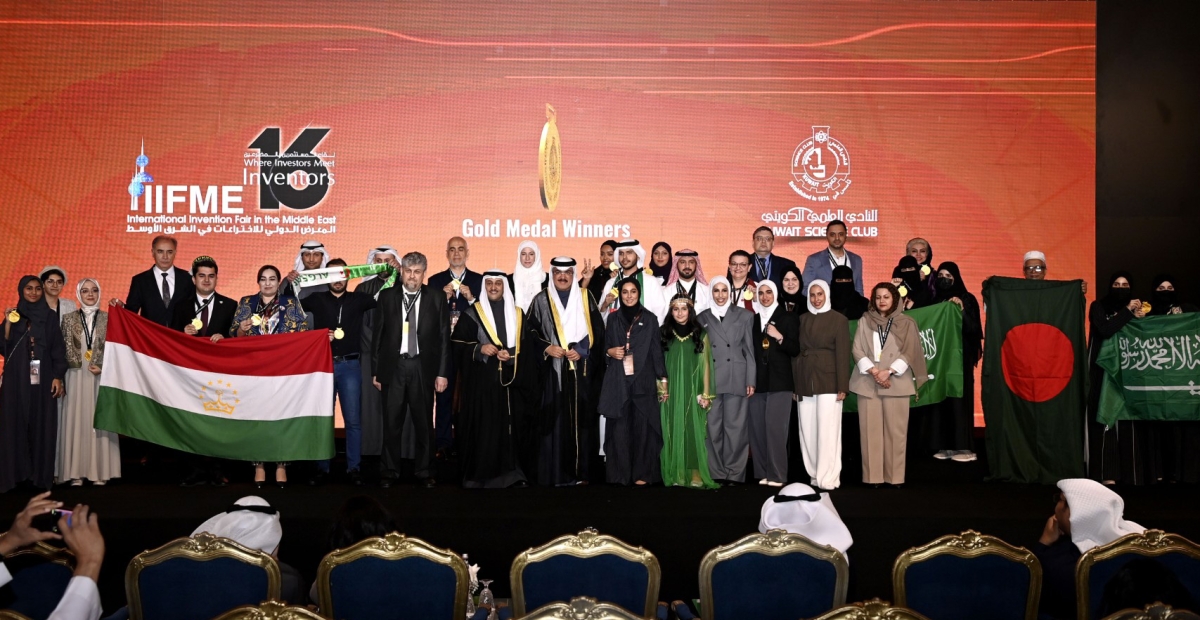 ممثل سمو الأمير والخرافي يتوسطان الفائزين بجوائز المعرض