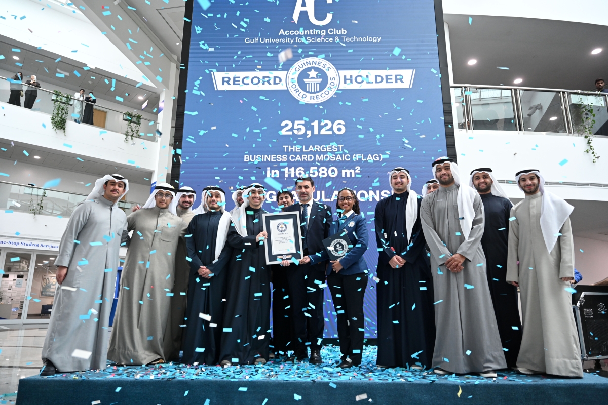 طلبة الجامعة ومسؤولوها يحتلفون بتسلم شهادة «غينيس» (تصوير أسعد عبدالله)