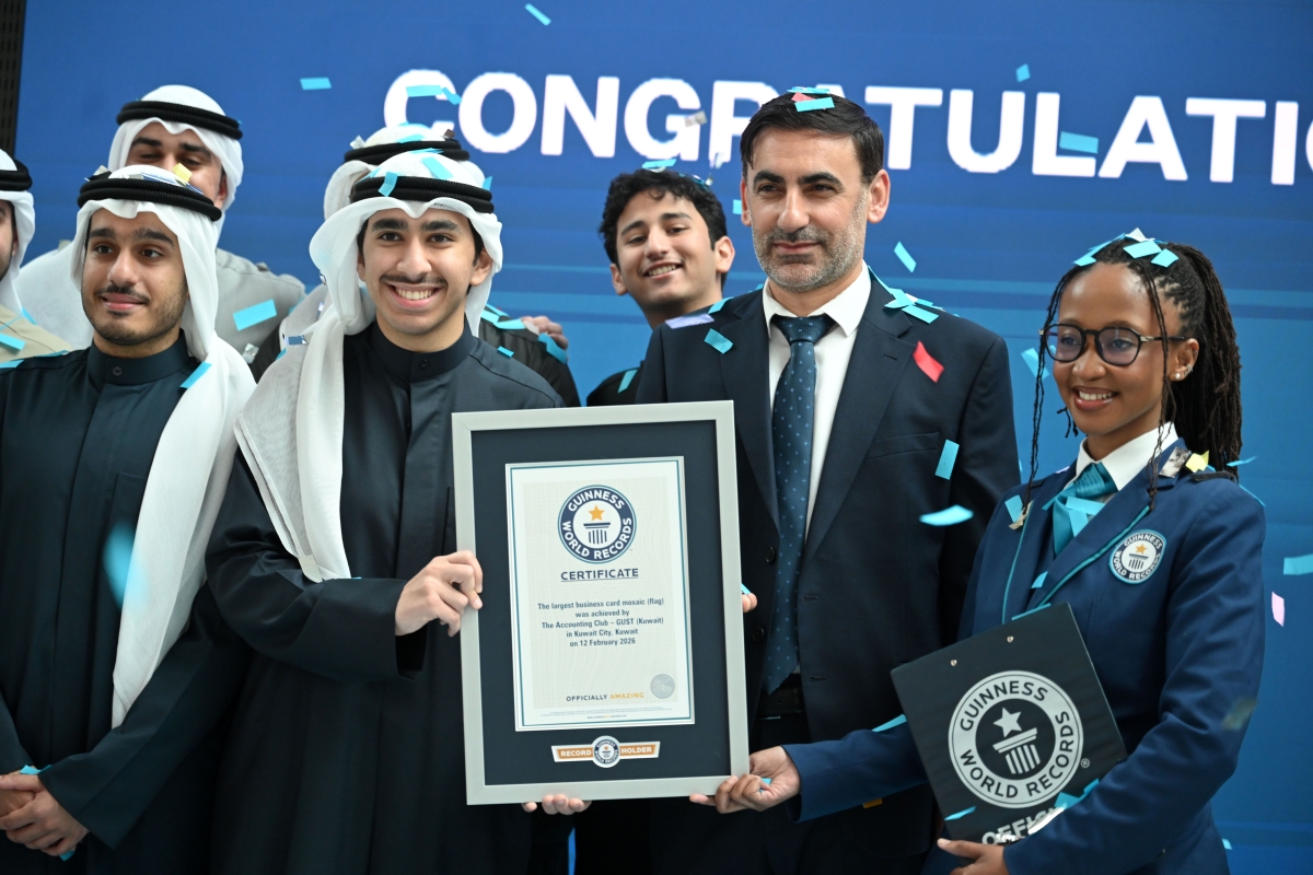 فرحة بتسلم شهادة الموسوعة