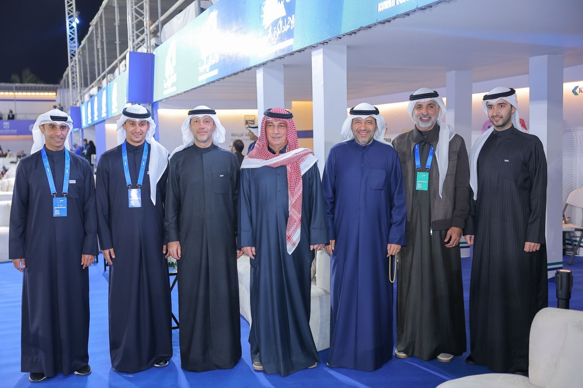  حيات وأنور بوخمسين ورائد بوخمسين يتوسطون طلال بوخمسين وعثمان توفيقي وأحمد الحزامي وأحمد الماجد