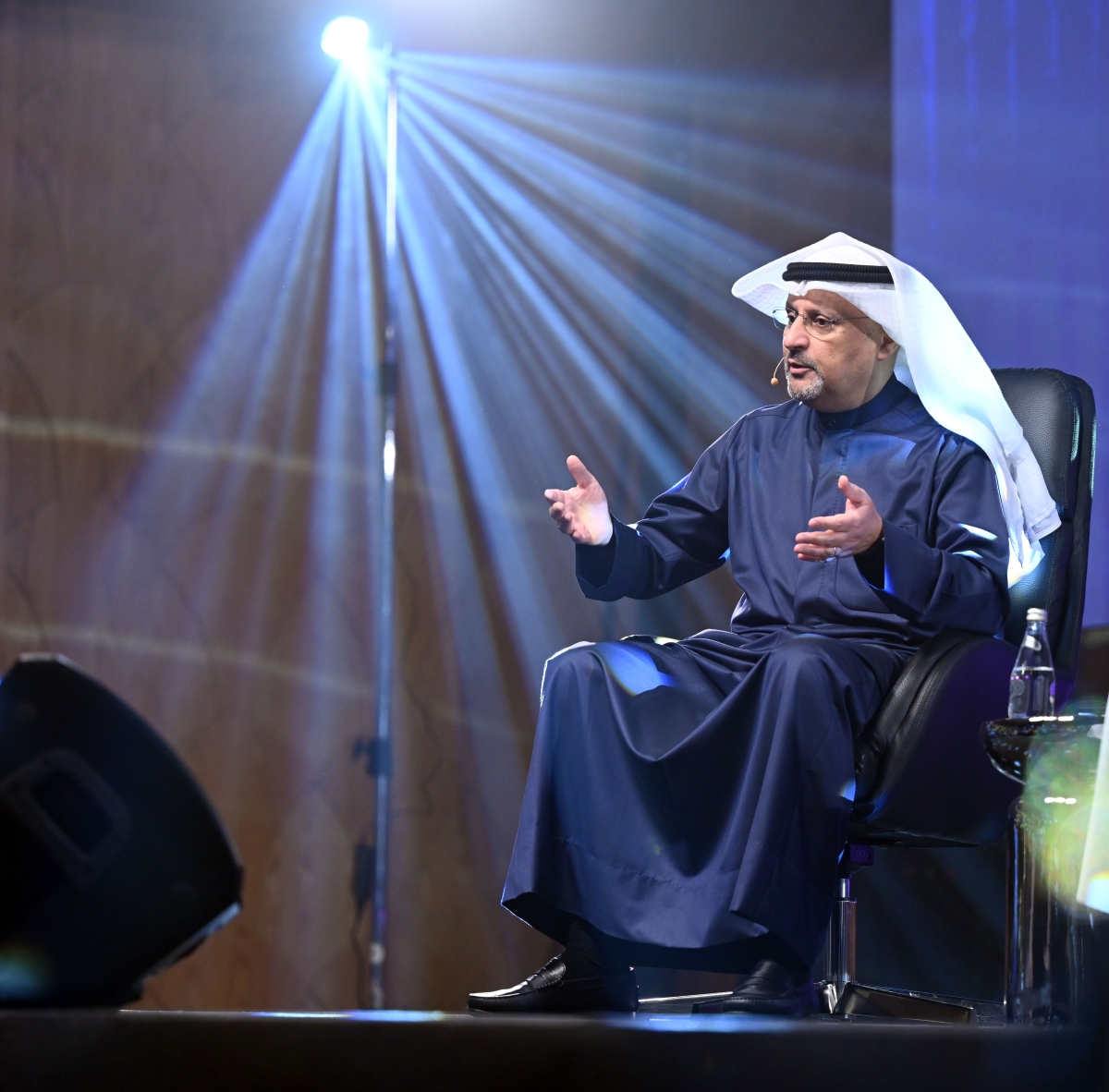 الوزير العمر متحدثاً في المؤتمر    (تصوير أسعد عبدالله)